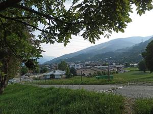 a view of a town with mountains in the background at Tout compris 4 pers Bg St Maurice Les Bronzés in Bourg-Saint-Maurice