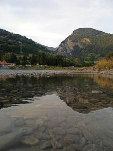 a large body of water with mountains in the background at Tout compris 4 pers Bg St Maurice Les Bronzés in Bourg-Saint-Maurice