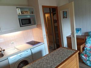 a kitchen with a washing machine in a kitchen at Tout compris 4 pers Bg St Maurice Les Bronzés in Bourg-Saint-Maurice
