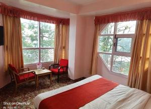 Una cama o camas en una habitación de The Boho Shimla 18 fotos más