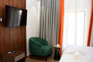 TV a/nebo společenská místnost v ubytování Spacious 3BR Garki Apartment Near Hospital Aso Rock