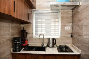 Kuchyň nebo kuchyňský kout v ubytování Spacious 3BR Garki Apartment Near Hospital Aso Rock