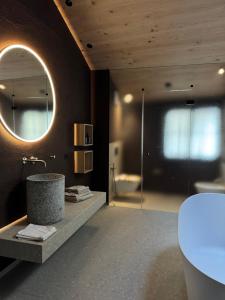 un baño con lavabo y espejo en La Maison 35 - Zentrales Wohnhaus in Bruneck, en Brunico 28 fotos más