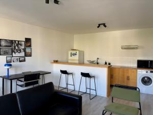 un salon avec un comptoir et une cuisine dans l'établissement Appartement lumineux & moderne au cœur de Valence, à Valence