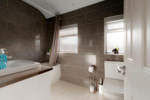 a bathroom with a toilet and a sink at 4-BR House Near-Harry Potter-SkyStudios1-Family & Work Stays in Borehamwood +86 photos