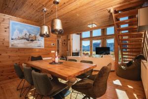 ein Esszimmer mit einem Holztisch und Stühlen in der Unterkunft Chalet Alpin Mrkopalj in Mrkopalj