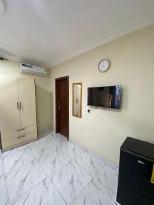 TV a/nebo společenská místnost v ubytování Nick Jaaks Courtyard ACCRA