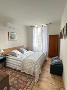 Saint-Vincent-JalmoutiersChâteau de La Renaudie的一间卧室，配有一张大床和一扇窗户。