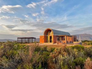 a house in the middle of a field at Windvogels in Barrydale