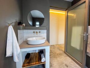 a bathroom with a sink and a mirror at Windvogels in Barrydale +41 photos