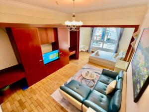 TV a/nebo společenská místnost v ubytování Diny ApartHotel - Rooftop Pool - The Manor 2 + 162 fotografií