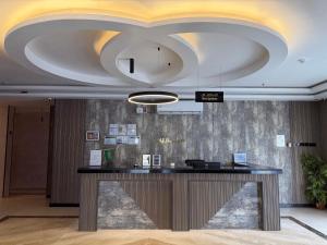 eine Lobby mit Rezeption und einer großen Decke in der Unterkunft ركن صحاري للشقق المخدومة 6 جدة Rukn Sahari For Served Apartments in Quai