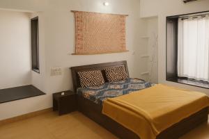 Giường trong phòng chung tại ll MOCKTAIL VILLA ll AC ll PRIATE POOL ll