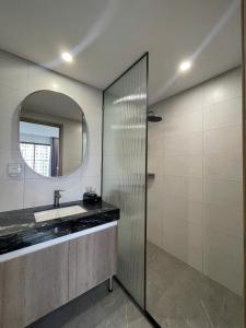 Ένα μπάνιο στο H-Vista Suites - The Wisteria