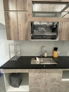 Η κουζίνα ή μικρή κουζίνα στο H-Vista Suites - The Wisteria