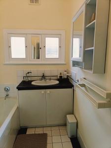 ein Badezimmer mit Waschbecken und Badewanne in der Unterkunft My River Retreat in Murray Bridge