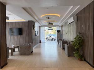 ein Flur mit Sofas und einem Fernseher an der Wand in der Unterkunft ركن صحاري للشقق المخدومة 6 جدة Rukn Sahari For Served Apartments in Quai
