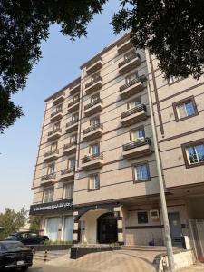ein großes Gebäude mit Balkonen an der Seite in der Unterkunft ركن صحاري للشقق المخدومة 6 جدة Rukn Sahari For Served Apartments in Quai