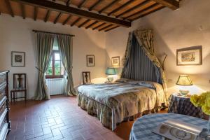 ein Schlafzimmer mit zwei Betten in einem Zimmer in der Unterkunft Villa Palazzaccio 26, Emma Villas in Arezzo + 45 Fotos