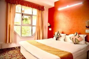 Una cama o camas en una habitación de The Boho Shimla