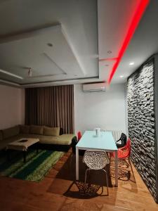 Una sala de estar con una mesa blanca y un sofá. en APPARTEMENT "DINA" Kélibia, en Kelibia