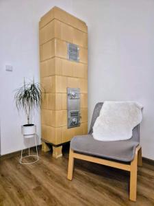 ein Zimmer mit einem Bett und einem Stapel Kisten in der Unterkunft Klidný apartmán v rodinném domě v blízkosti centra in Nový Jičín