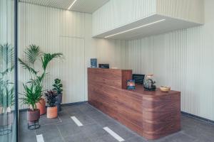 un vestíbulo con recepción y macetas en Soto House Pamplona, en Pamplona