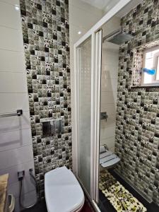 Un baño con inodoro y ducha en APPARTEMENT "DINA" Kélibia, en Kelibia