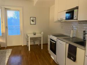 une cuisine avec une table et un comptoir dans l'établissement Cozy apartment with sauna, à Rovaniemi