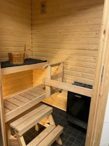 un sauna en bois avec un banc et un poêle dans l'établissement Cozy apartment with sauna, à Rovaniemi