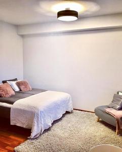 une chambre avec un lit et une chaise dedans dans l'établissement Cozy apartment with sauna, à Rovaniemi 2 autres photos