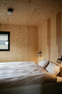 Ένα ή περισσότερα κρεβάτια σε δωμάτιο στο Dream Cabin With Danish Design And Views