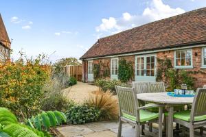 Κήπος έξω από το Bullfinches Barn