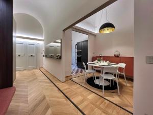 a dining room and kitchen with a table and chairs at Residenza DuLà in Arezzo