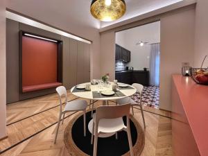 a dining room and kitchen with a table and chairs at Residenza DuLà in Arezzo