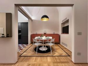 a dining room with a table and chairs at Residenza DuLà in Arezzo