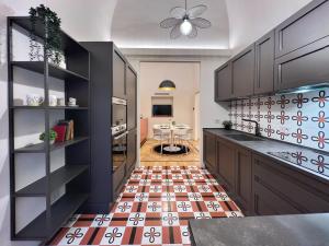 a kitchen with black cabinets and a checkered floor at Residenza DuLà in Arezzo +41 photos