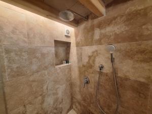 eine Dusche mit Duschkopf in einem Badezimmer in der Unterkunft Cappadocia Fairy Tale Suites in Goreme + 123 Fotos