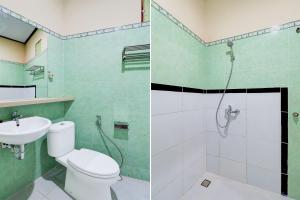 Un baño con inodoro, ducha y lavabo. en Townhouse Oak Legian Near Kuta Beach Formerly Sayang Maha Merta, en Legian 17 fotos más