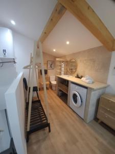 eine Waschküche mit einer Waschmaschine und einer Treppe in der Unterkunft Duplex design in Vedène
