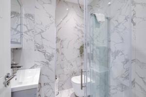 Vannituba majutusasutuses West Hendon Apartment Near Station With Parking 03 +15 fotot