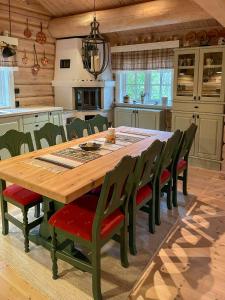 Nhà bếp/bếp nhỏ tại Traditional Log Cabin By Lake Mykletjønn