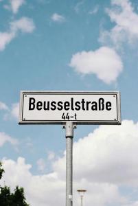 een wit straatnaambord met de tekst bespectacledride bij Hotel Sickinger Hof in Berlijn