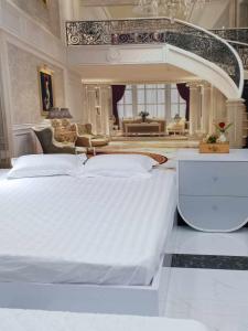 a bedroom with a large white bed in a room at Hoàng Nga Apartment Phan Thiết in Phan Thiet