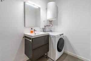 Apartamento Cabrera by Mallorca Infinity في باغيرا: حمام مع غسالة ومغسلة