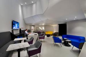 TV a/nebo společenská místnost v ubytování Ultra Tel Aviv Boutique Hotel