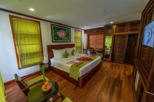 - une chambre avec un lit et une chambre avec une table dans l'établissement Maison Saiko Angkor Boutique, à Siem Reap