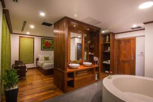 La salle de bains est pourvue d'une baignoire et d'un lavabo. dans l'établissement Maison Saiko Angkor Boutique, à Siem Reap 104 autres photos