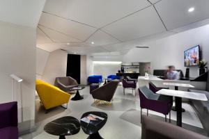TV a/nebo společenská místnost v ubytování Ultra Tel Aviv Boutique Hotel