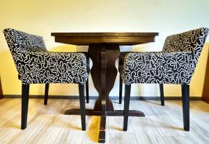 a table with two chairs and a table with a table at Hotelkamer voor twee personen op de begane grond 33-6 in Bunkenburg